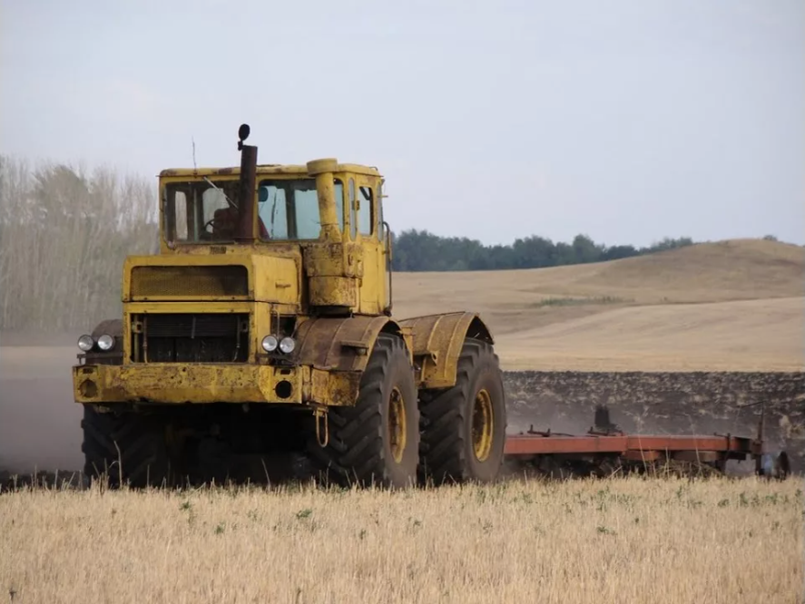 Кировец К-700П поля Сибири 1975 — реактивный гигант пашет тундру