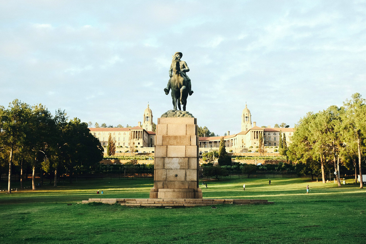 Здание Союза считается архитектурным шедевром и крупнейшим правительственным сооружением в мире, построенным в стиле греческого Акрополя. Это два крыла с высокими башнями, которые соединены полукруглой колоннадой. Фото: Sipho Ndebele / Unsplash