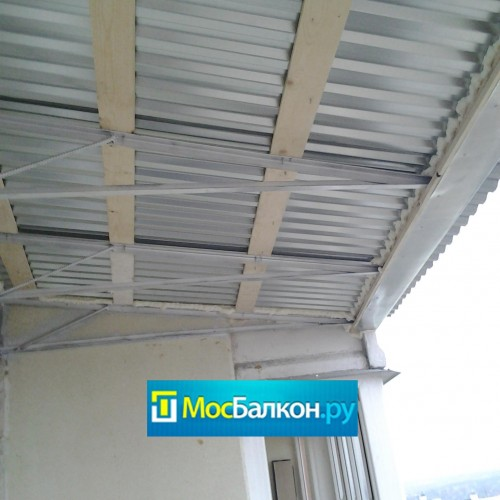 фото с сайта: https://www.mosbalkon.ru/remont-balkonov-i-lodzhij/krysha-na-balkon_307.html