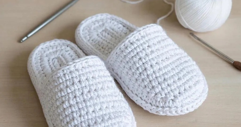 Простые и удобные тапочки крючком ручной работы