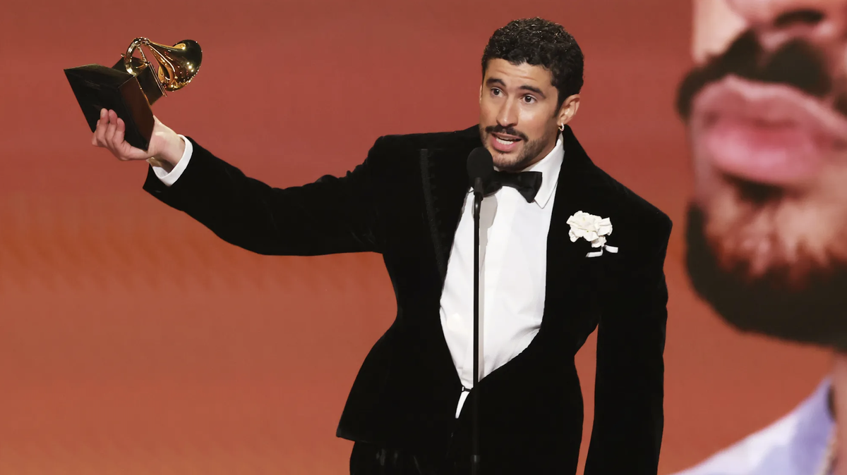 Bad Bunny (настоящее имя - Бенито Антонио Мартинес Окасио) - пуэрто-риканский рэпер, певец, композитор и актёр, один из самых популярных музыкантов 2020-х годов. Исполняя песни преимущественно на испанском языке в жанрах реггетон и трэп, он несколько лет подряд становился самым прослушиваемым артистом на Spotify. 