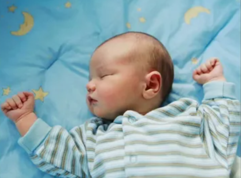 малыши мо временем разжимают кулачки