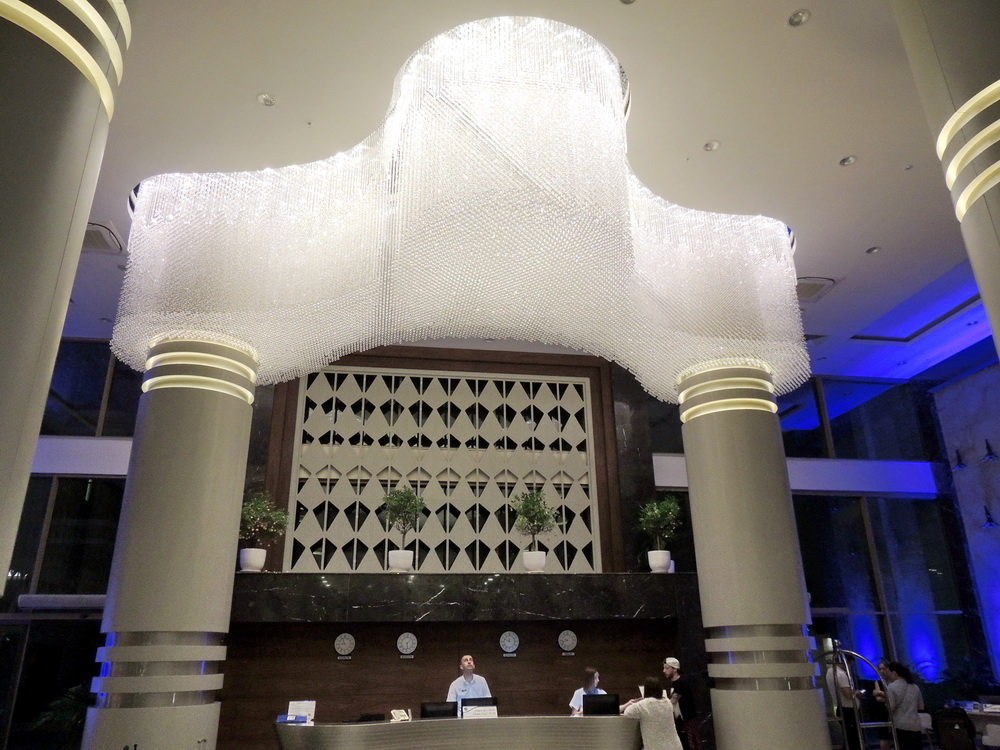 Необычная люстра на ресепшен