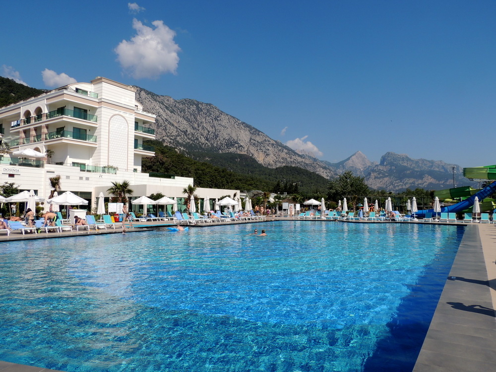 Главный бассейн отеля