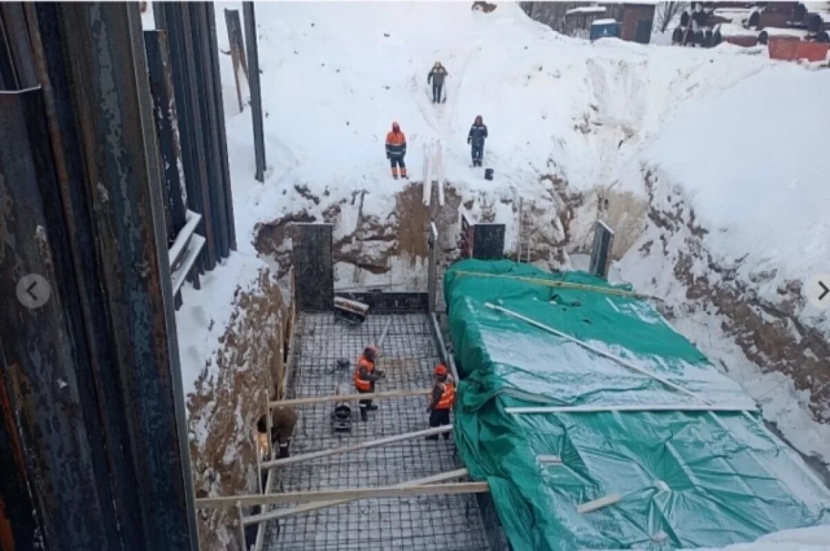    На строительной площадке трудятся более 70 специалистов.