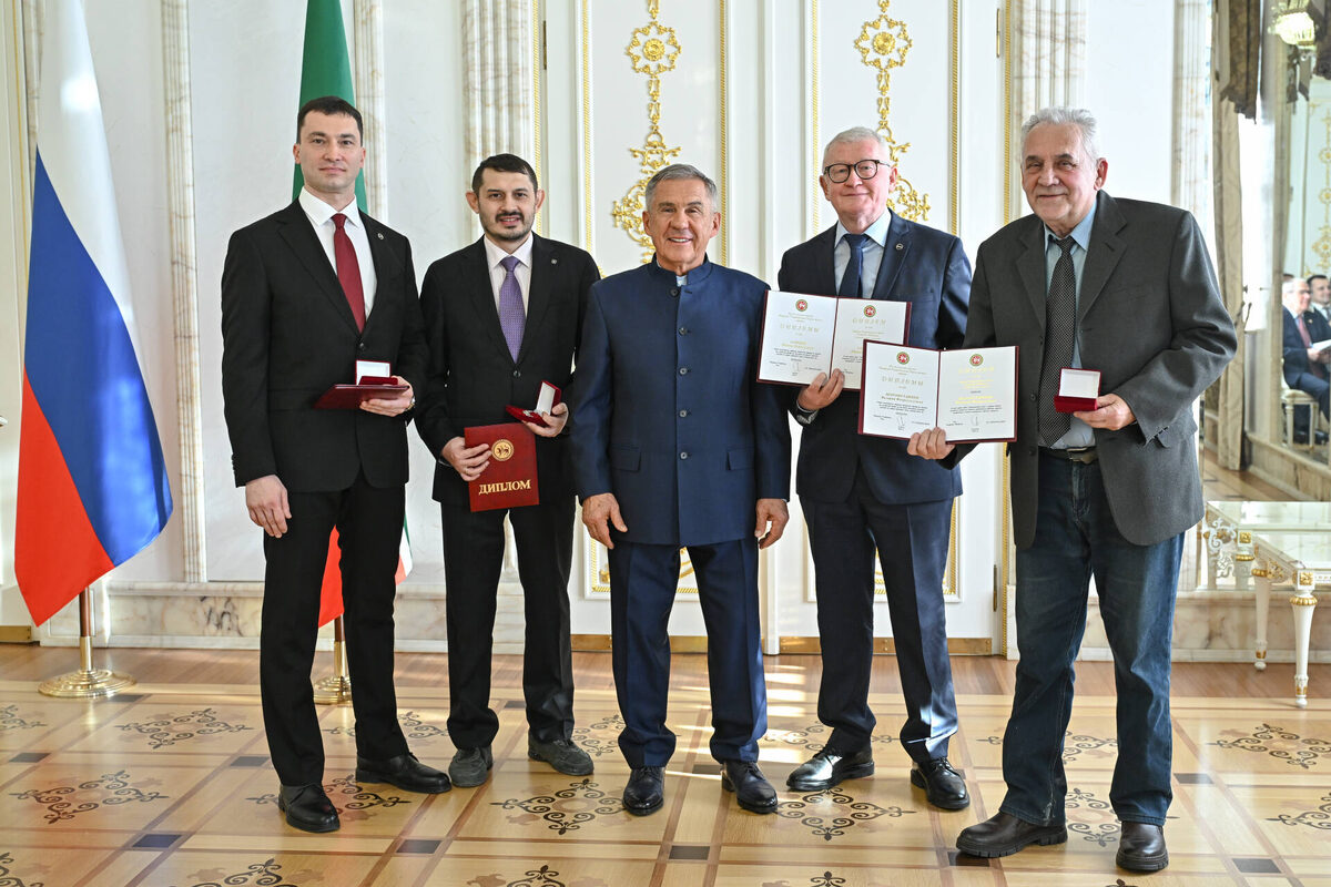 Государственные награды выдающимся ученым вручил Рустам Минниханов на торжественной церемонии в Казанском КремлеФото: rais.tatarstan.ru