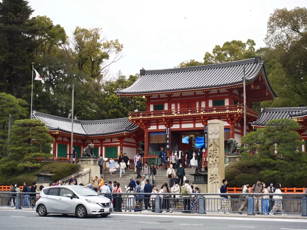 Ворота Нисиромон (1497 год), через которые мы вошли в Ясака-дзиндзя