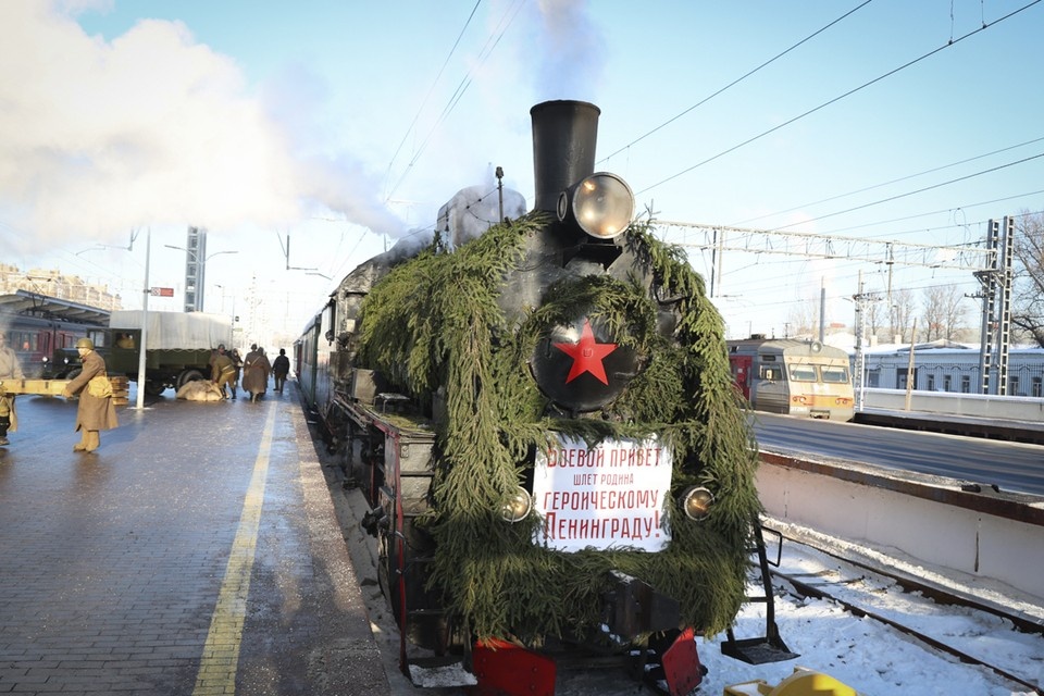    В Петербурге представили реконструкцию прибытия первого поезда после прорыва блокады. Фото: gov.spb.ru