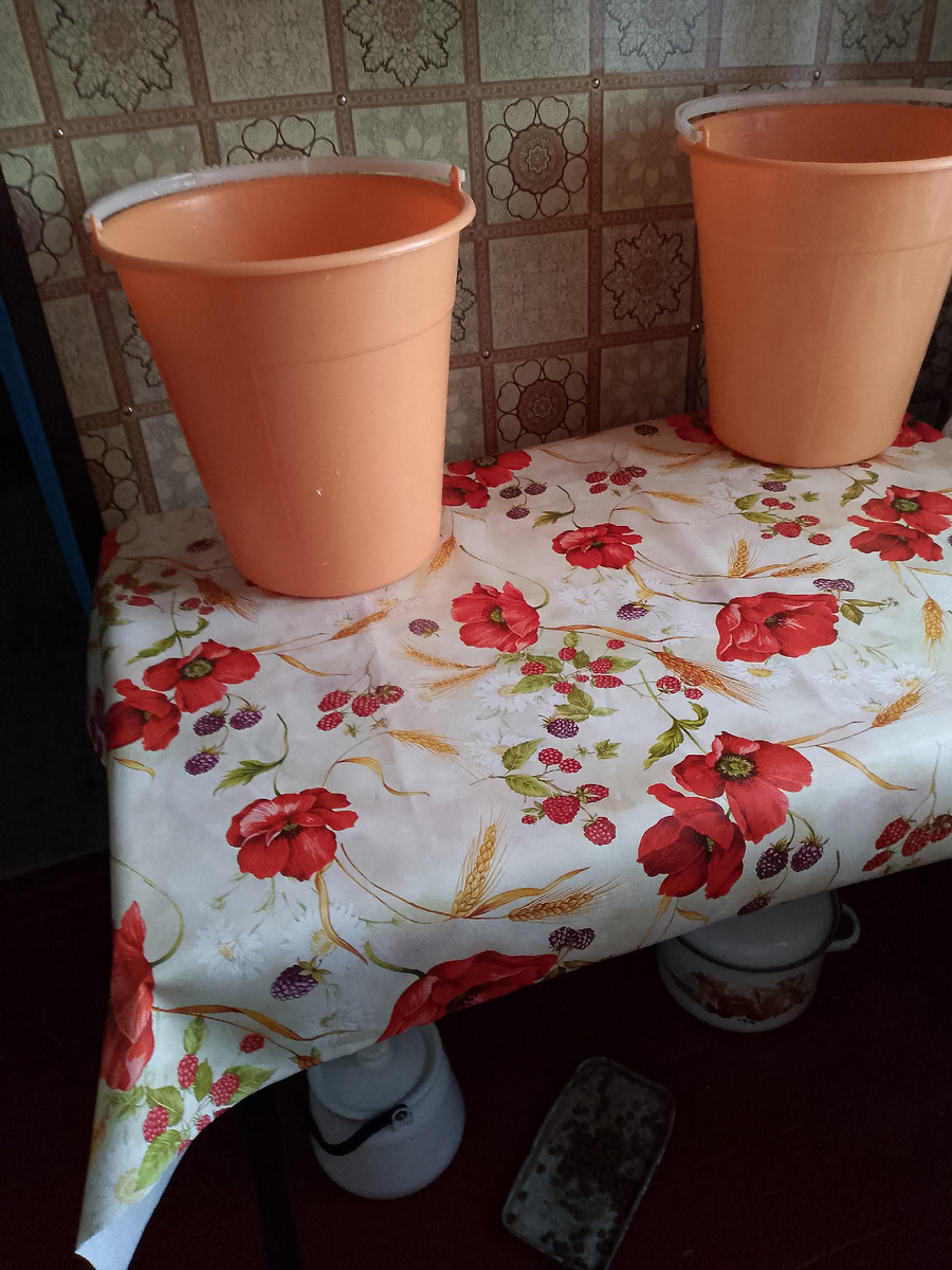 На полу стоит старый чайник