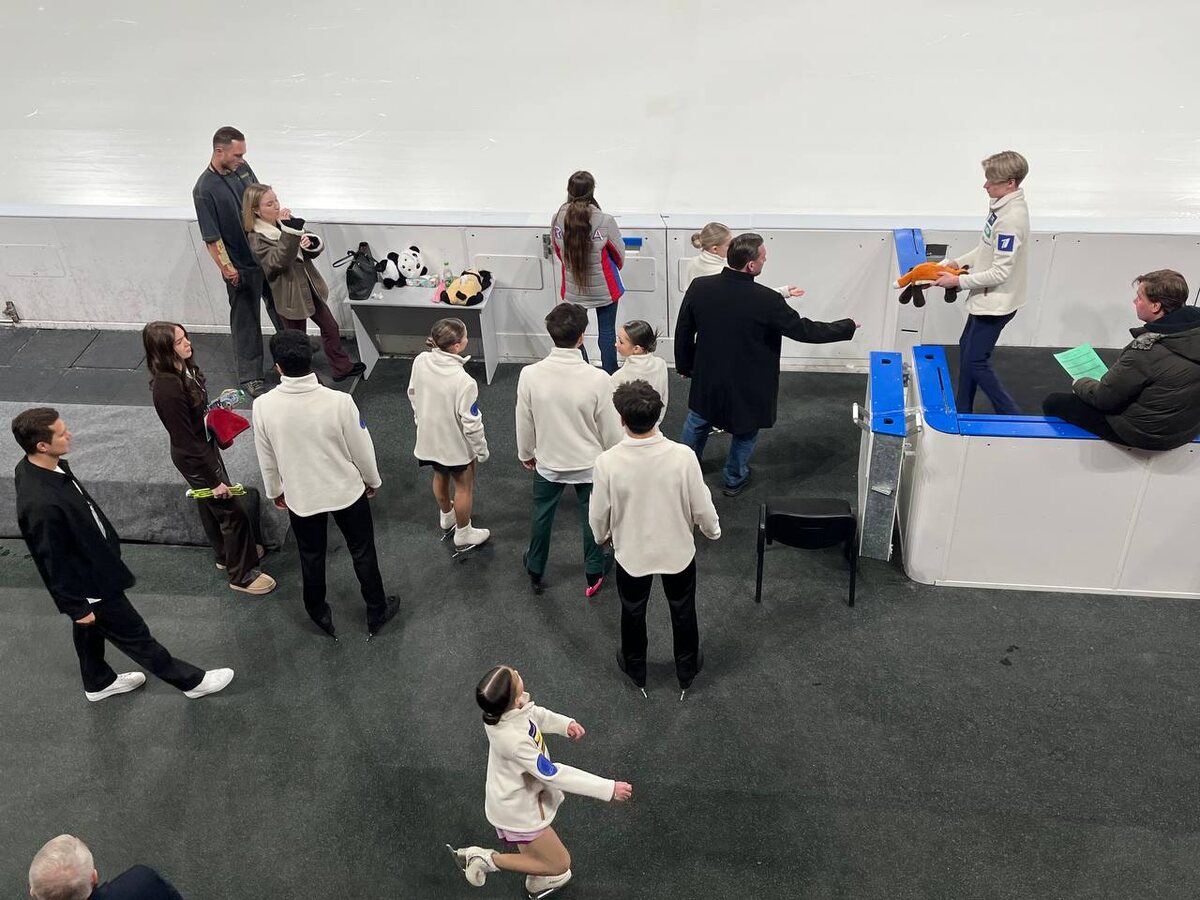 Первая разминка готовится к выходу на лёд. Кадр от моей читательницы Натальи/Розенталь 