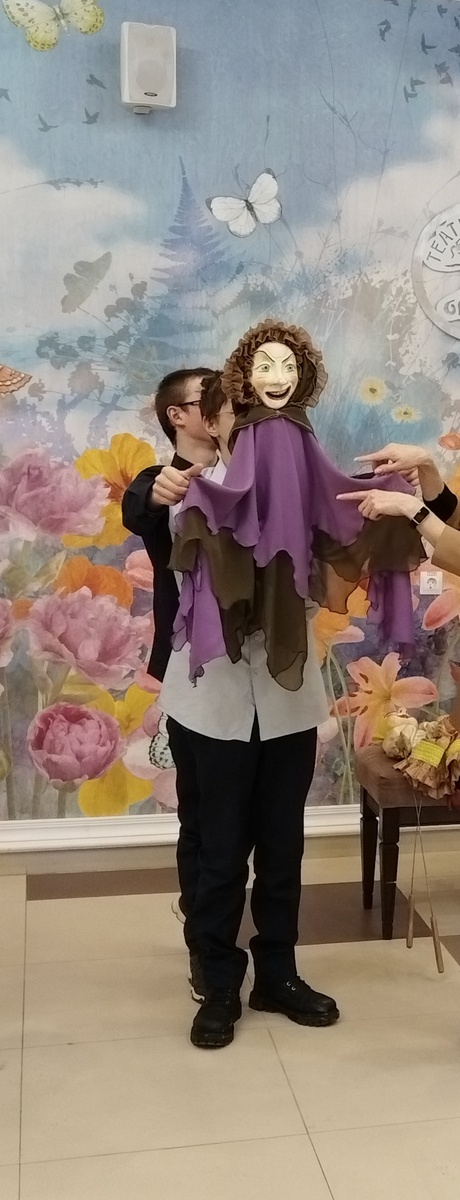 Кукла трюковая, управляется двумя артистами