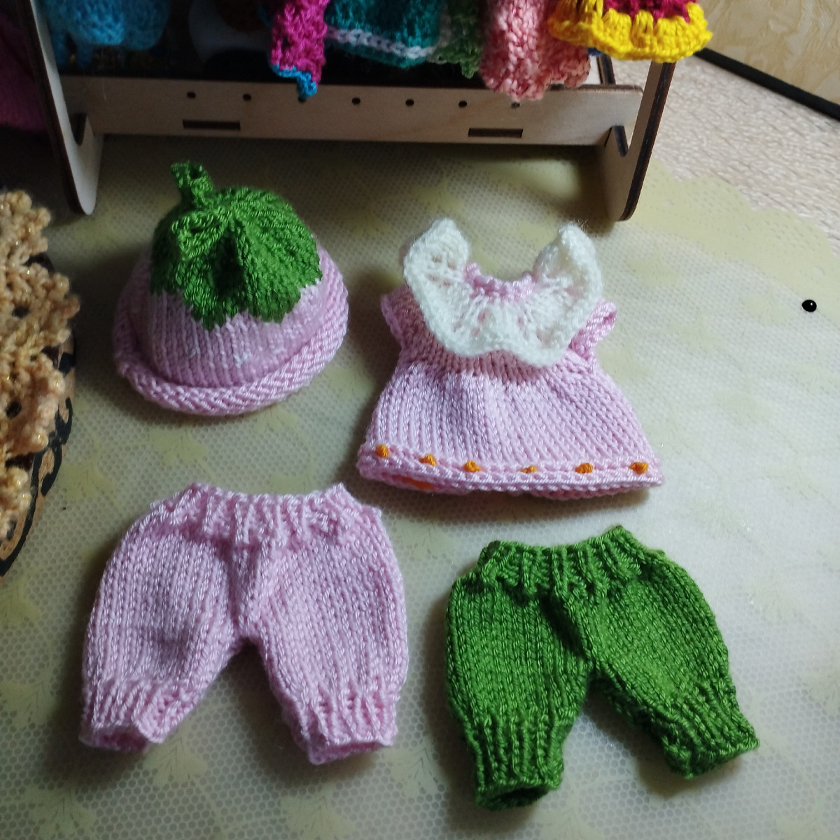 Зелёные штанишки на два ряда короче. 