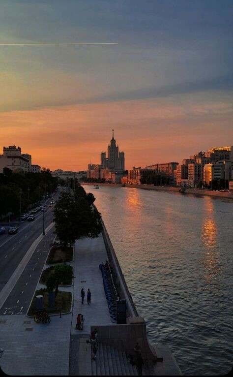 "Ты течёшь как река странное название, И прозрачен асфальт как в реке вода"(с) Фото: Pinterest / kary_noss