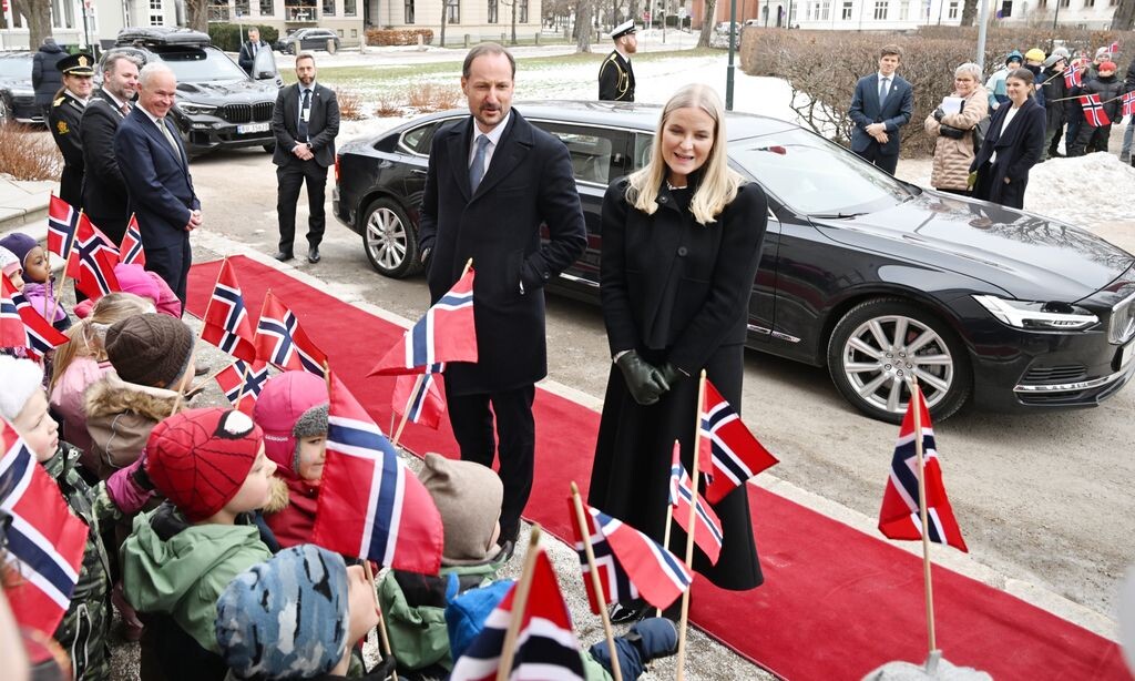 28 января 2026 года наследный принц Хокон и наследная принцесса Метте-Марит посетили библиотеку Фредрикстада в Норвегии в честь ее 100-летнего юбилея.© Corbis via Getty Images