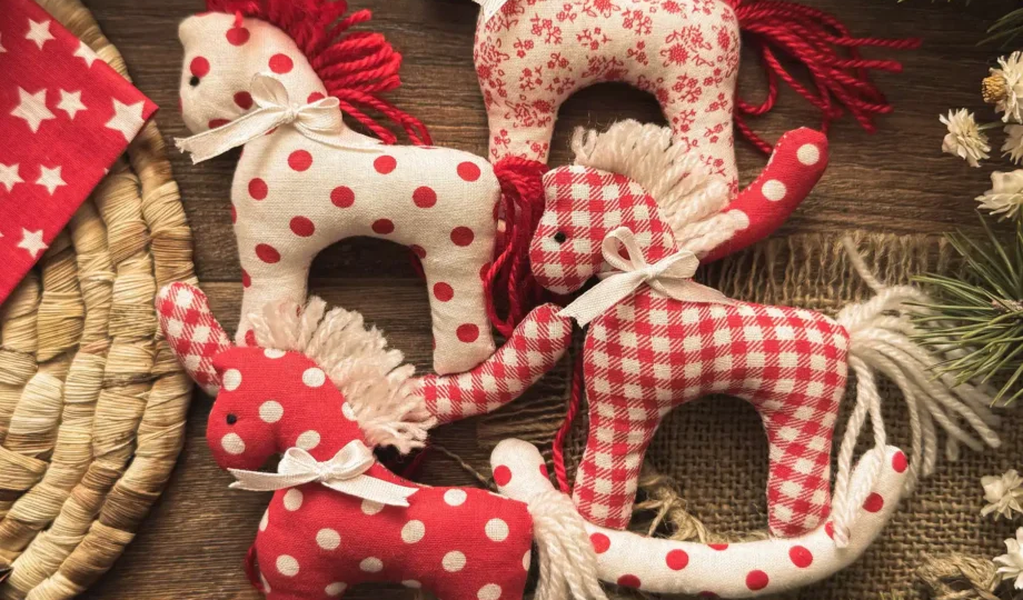 Лошадки-игрушки: Шьем символ года Мастер-класс