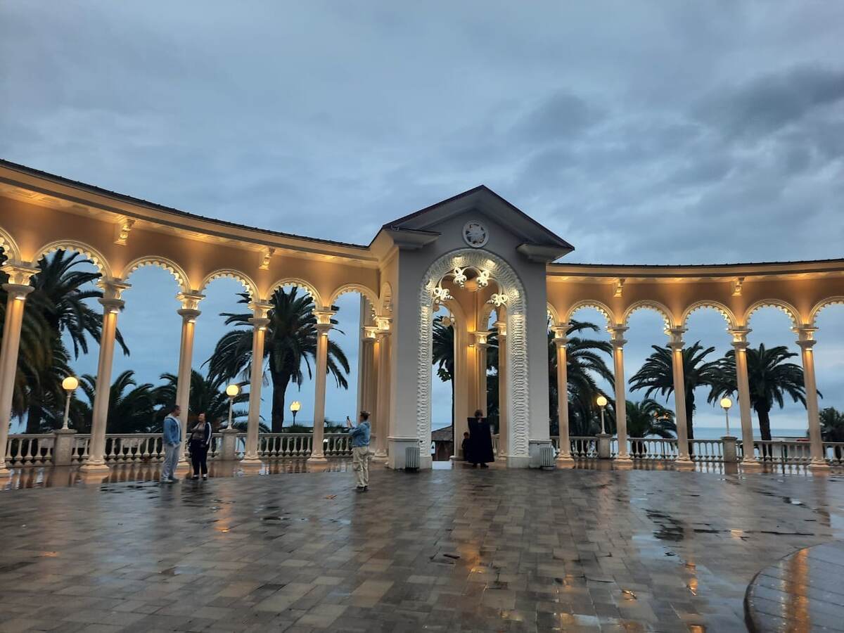 Гагрская колоннада – визитная карточка Гагр