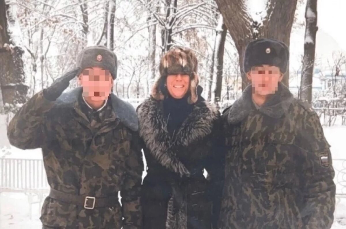    Подругу Эпштейна заметили на фотографии с курсантами в Пушкине