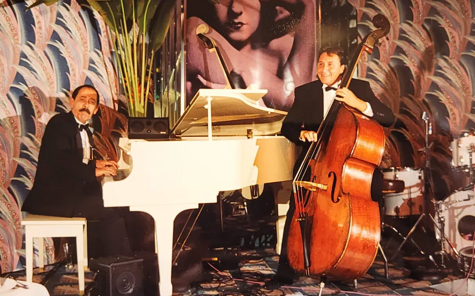 Джон Пол Ларкин играет джаз на фортепиано в Амстердаме, около 1993 года. Фото: Архив Джона и Джуди Ларкин/Ли Ньюман