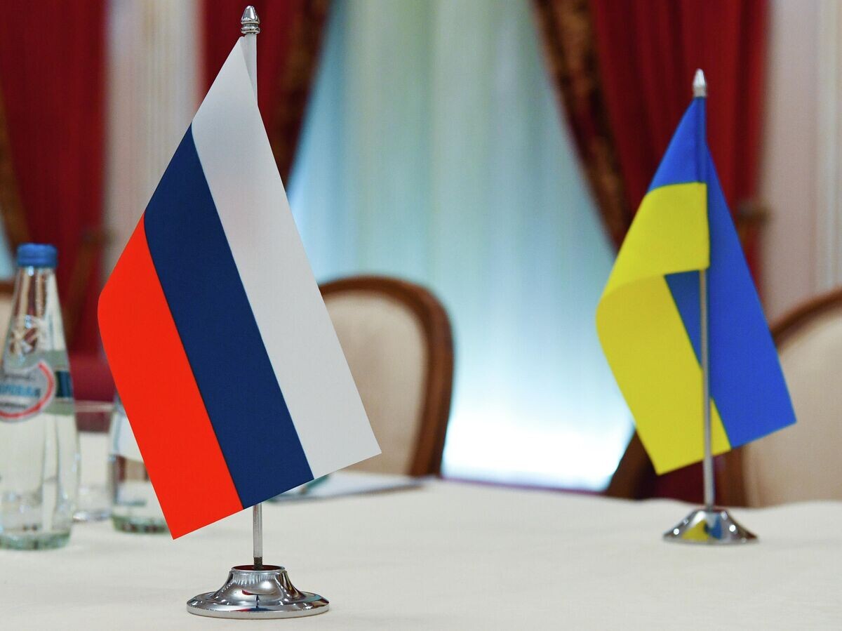    Флаги России и Украины в зале, где пройдут переговоры | © РИА Новости / Александр Кряжев
