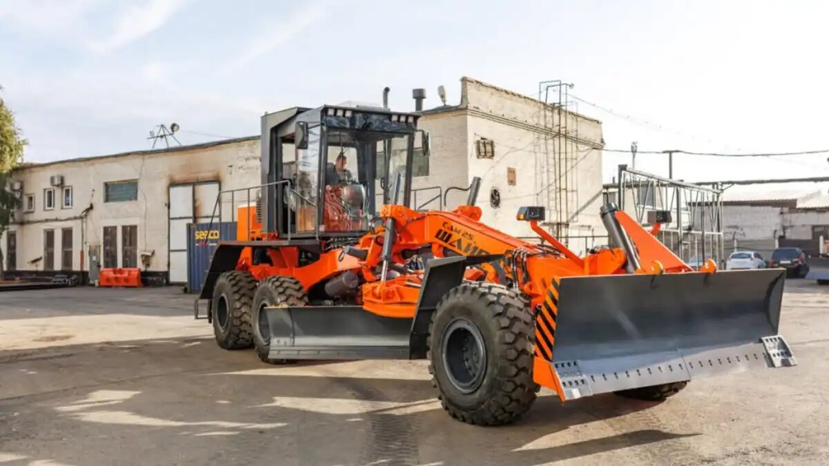 Фото: ООО «СпецДорМаш» / Ассоциация «Росспецмаш»
Новая модель грейдера сверхтяжелого класса СДМ-25 Шайр от ООО «СпецДорМаш»