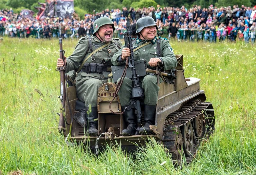 Примерно как эти реконструкторы немцы представляли себе легкую прогулку до Москвы