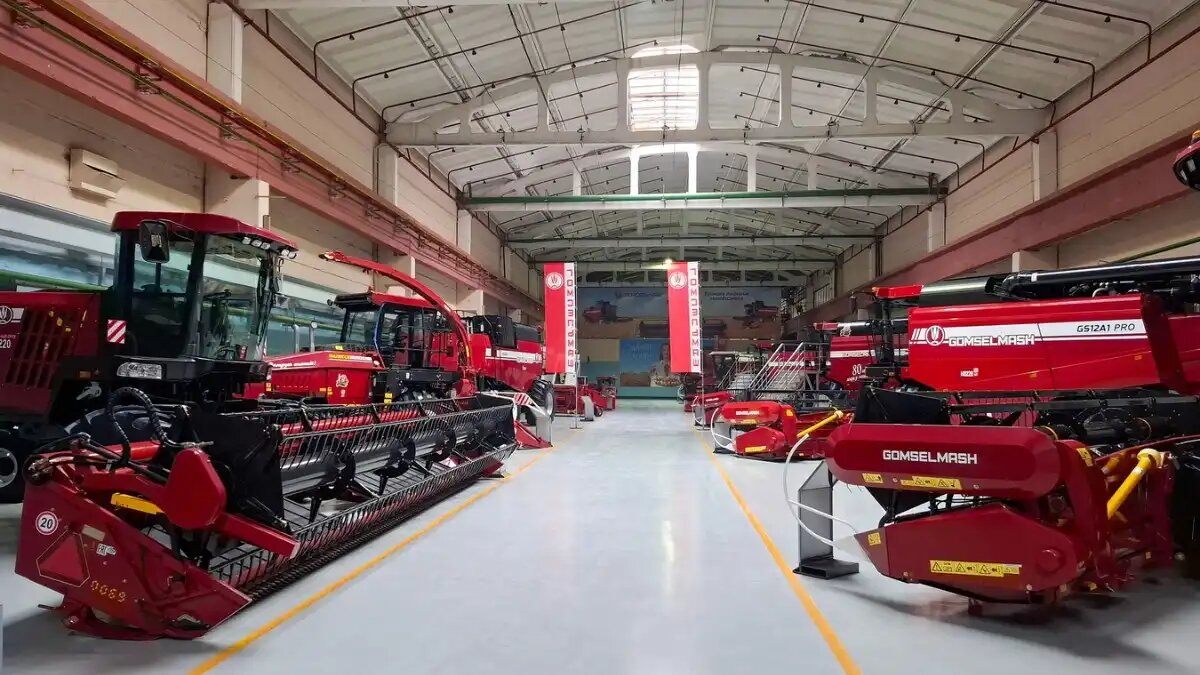 Фото: gomselmash.by / Гомсельмаш
Сельхозтехника Гомсельмаш на заводе (фото иллюстративное)