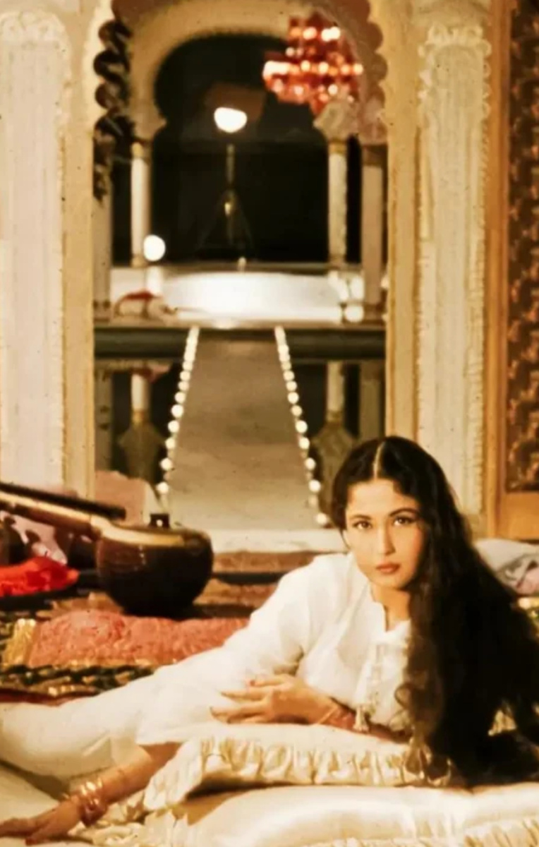 Источник: https://www.reddit.com/r/BollyBlindsNGossip/comments/1blj40c/when_a_reporter_asked_35_yo_meena_kumari_whether/?tl=ru#lightbox