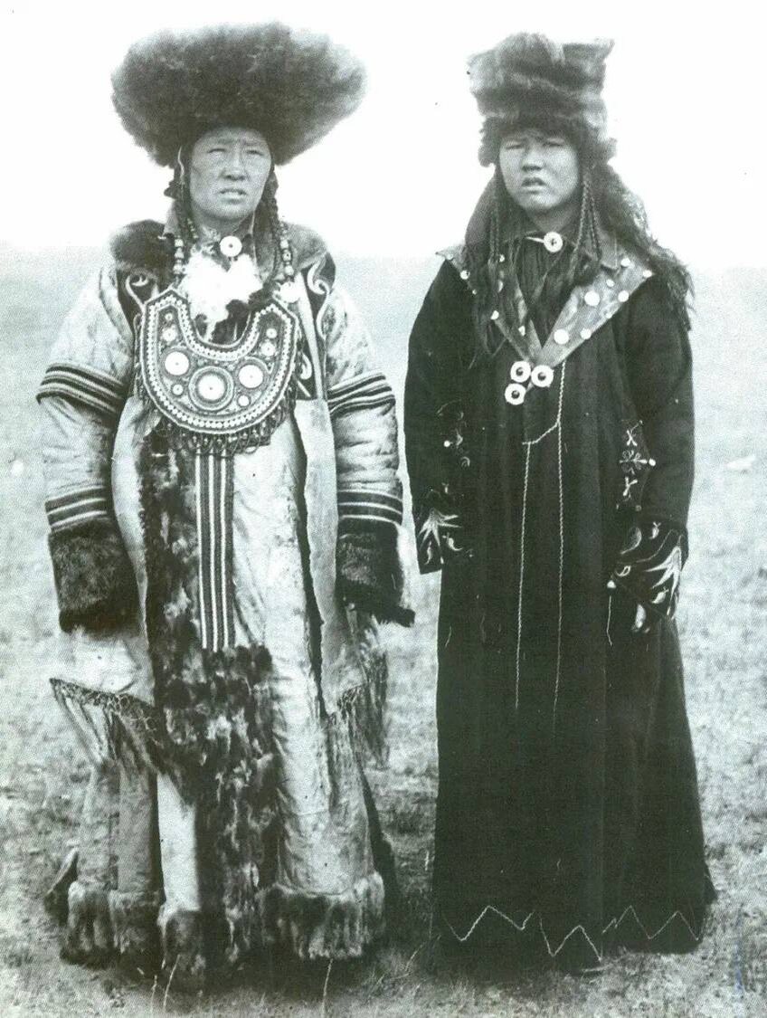 Хакасы в национальных костюмах .Фото из интернета 