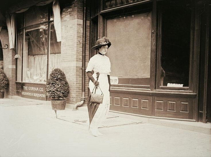 Mrs Burke Roche, c1912