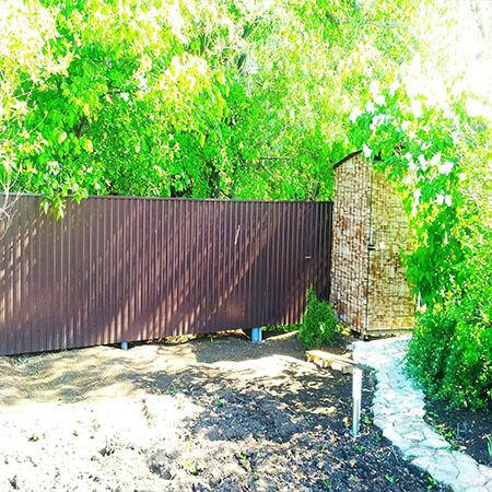 Забор из профнастила в Стерлитамаке, цвет шоколад. Фото автора.