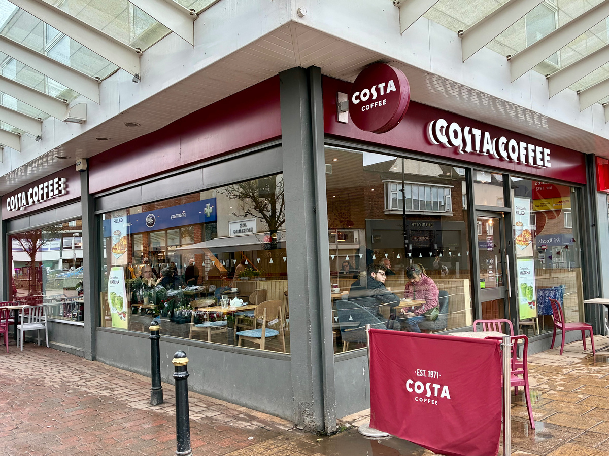 Сетевой гигант Costa Coffee занимает стратегический угол на главной улице. Фото из личного архива