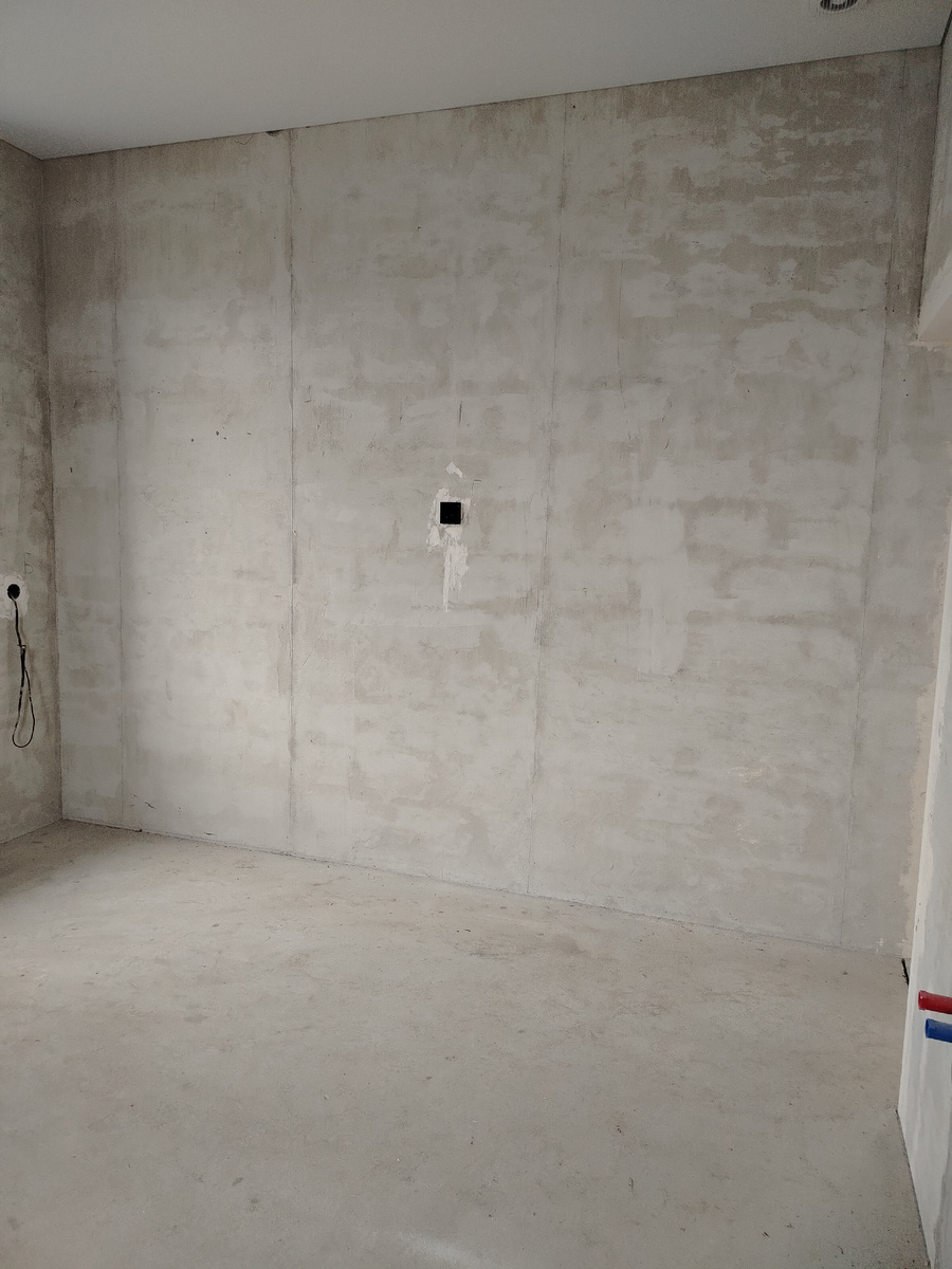 Вот эта стена, на которой должна была быть декоративная штукатурка.