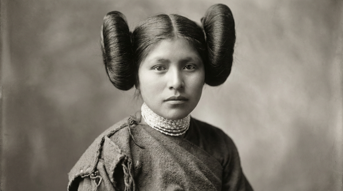  Незамужняя женщина из племени хопи - у них были такие причудливые прически пока не выйдут замуж