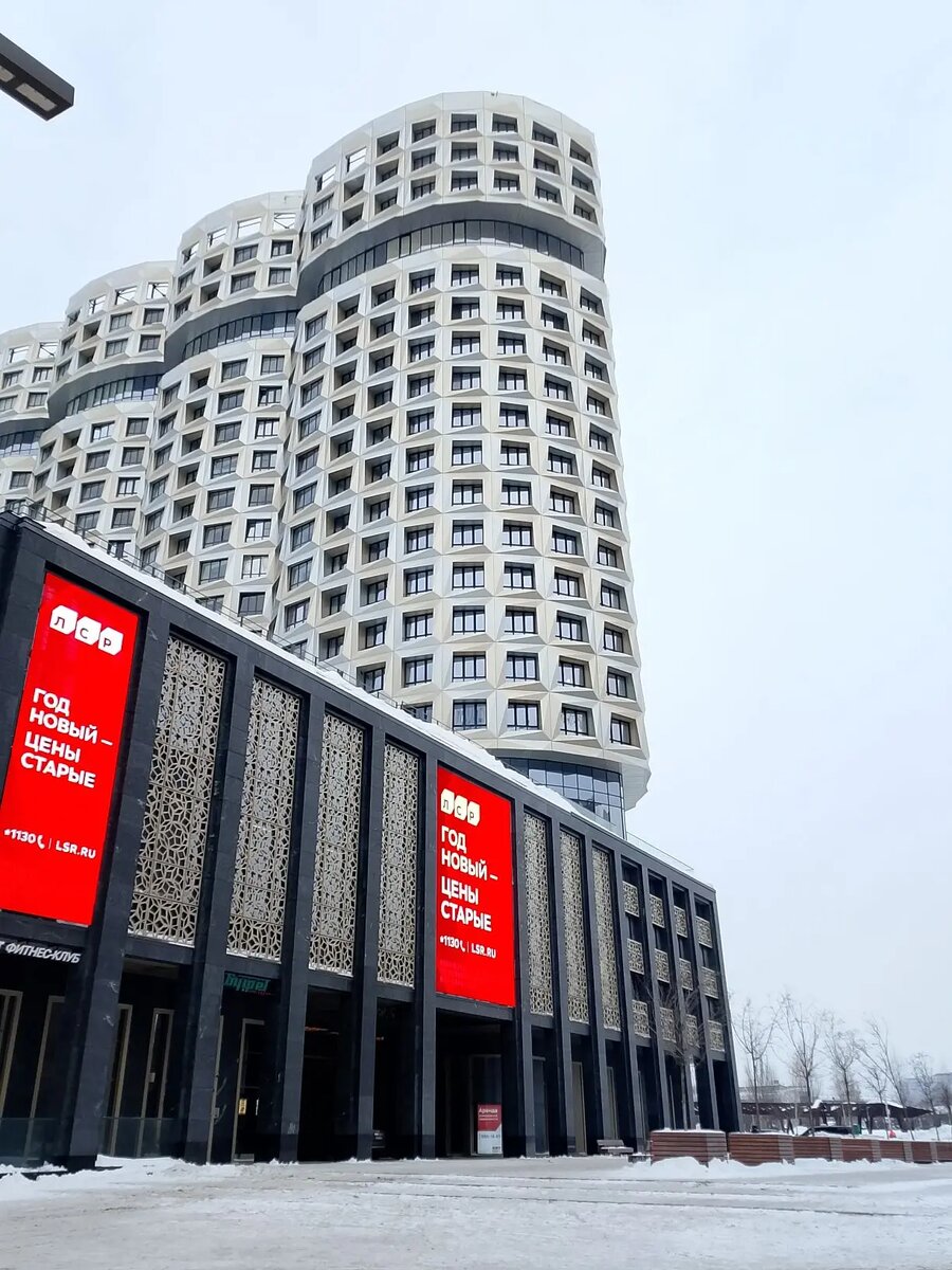 Со стороны метро  вас встречает это здание. Оно  выделяется от остальной застройки. Симпатичное.