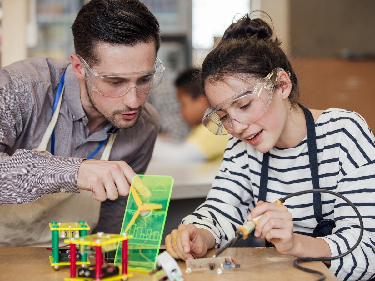    Урок инженерии в школе | © iStock.com / SolStock