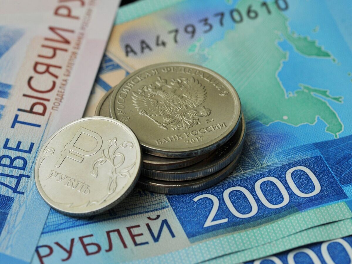    Монета номиналом 1 рубль и банкноты номиналом 2000 рублей© РИА Новости . Алексей Сухоруков