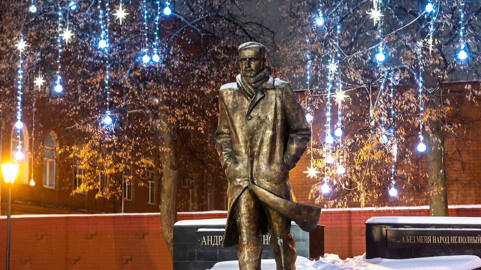 Памятник писателю Андрею Платонову в Воронеже.📷Фото: Олег Харсеев / Коммерсантъ