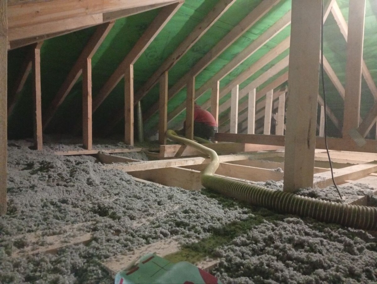 Процесс утепления холодного чердака.