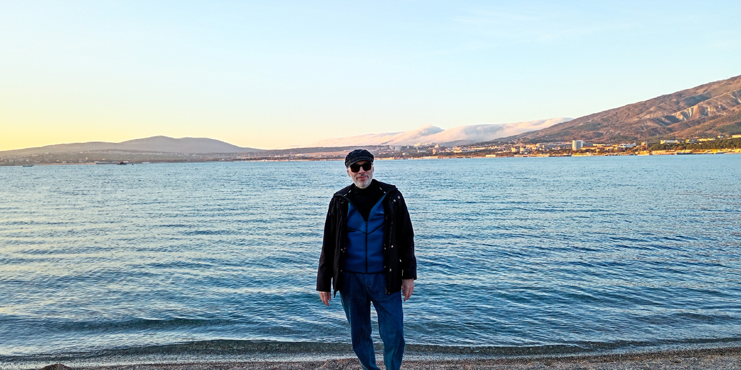 — Мама, я разорён, я опозорен, Зоя меня выгнала из своей квартиры, возвращаюсь к тебе, выехал вечерним поездом, твой любящий сын Альберт