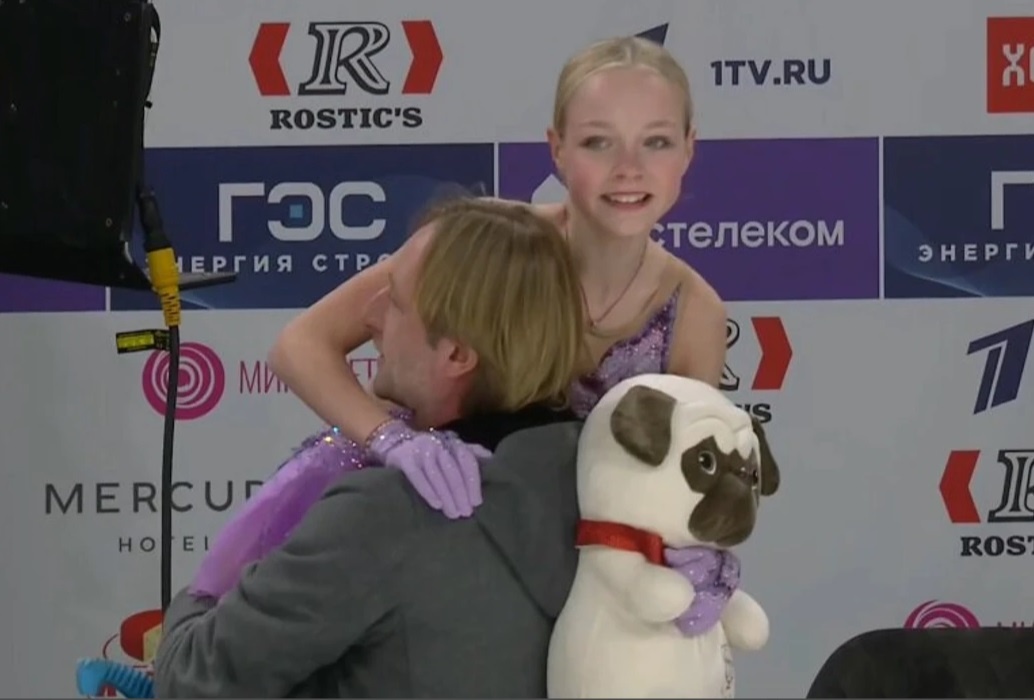     Евгений Плющенко несёт Елену Костылеву на руках после победы на первенстве страны