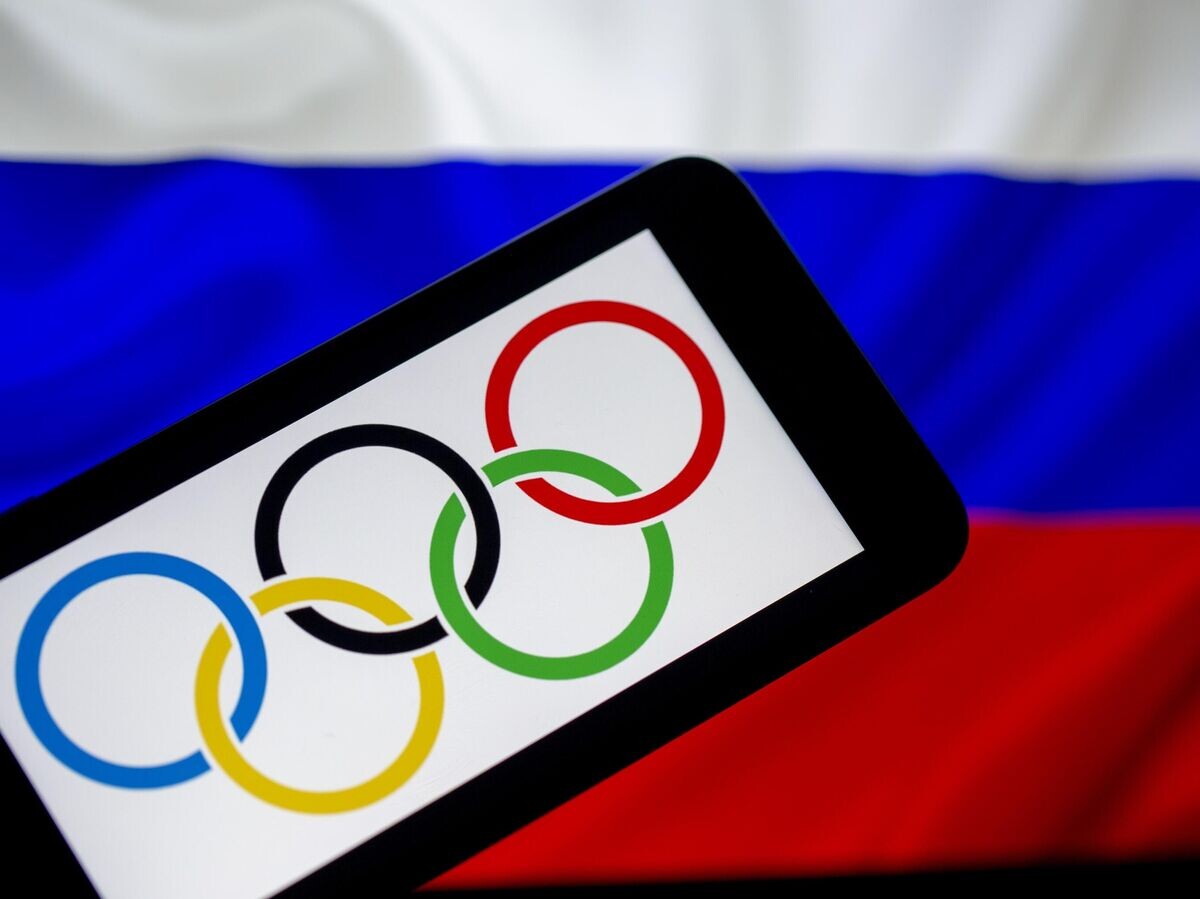    Олимпийские кольца на фоне флага России | © Anadolu