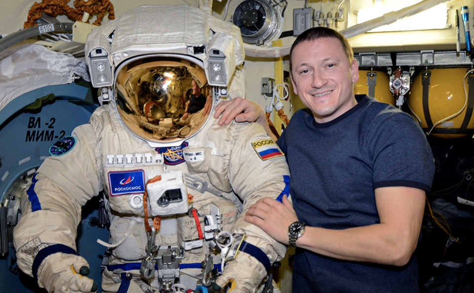 Сергей Кудь-Сверчков со скафандром «Орлан-МКС» на станции. Фото: Роскосмос