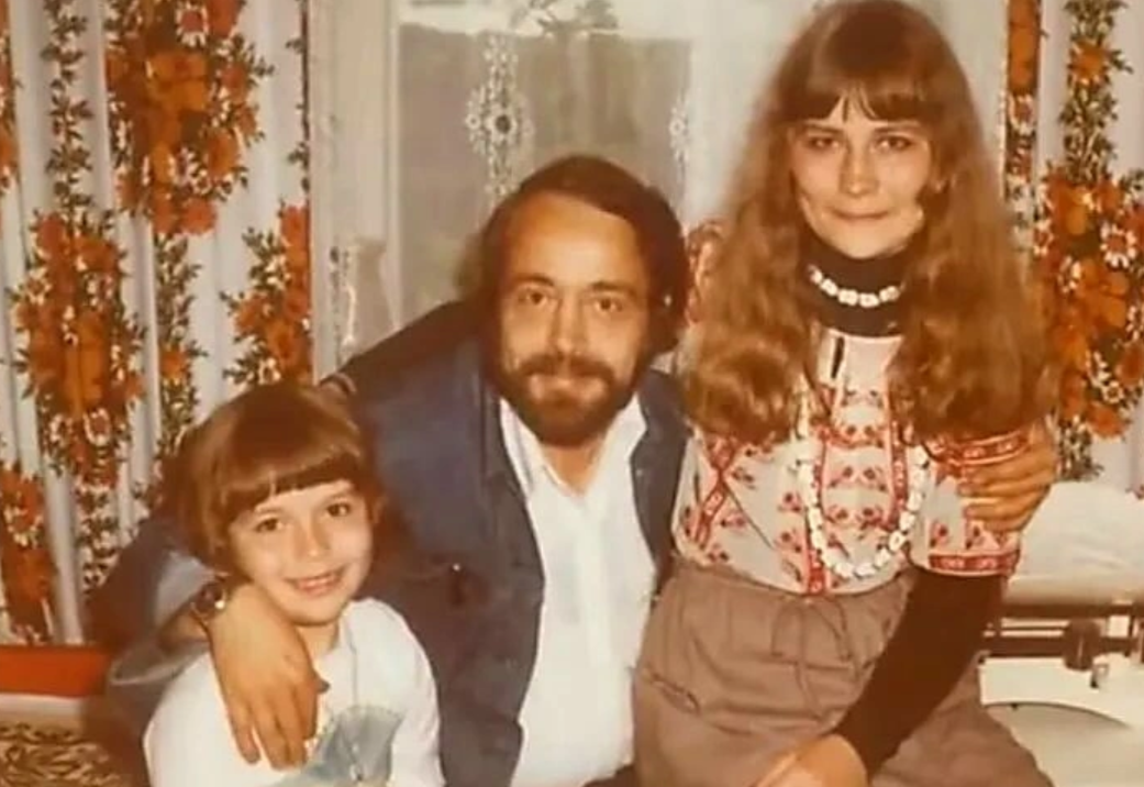 Екатерина Семёнова в детстве с родителями