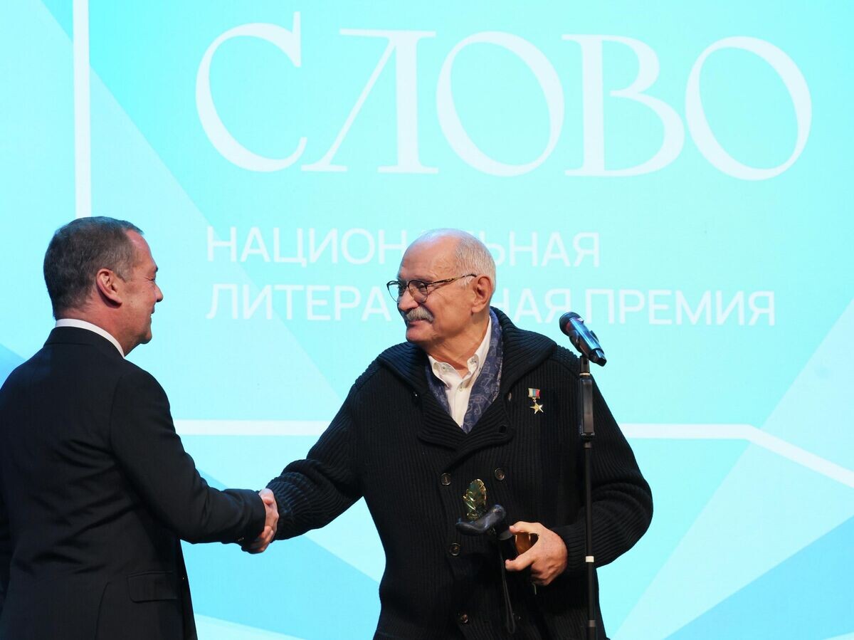   Заместитель председателя Совета безопасности РФ Дмитрий Медведев и обладатель гран-при национальной литературной премии "Слово", режиссер Никита Михалков на церемонии награждения | © РИА Новости / Екатерина Штукина