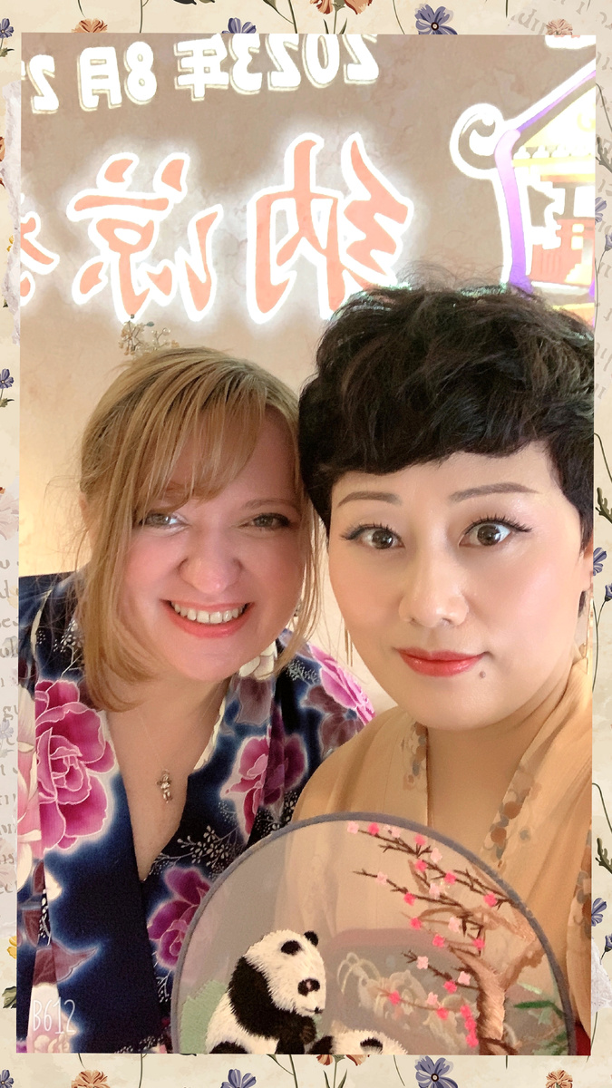 Я и моя любимая китаяночка Чжоу на мероприятии в японской компании. Я тогда была в юката (летнее кимоно), а Чжоу - в ханьфу.(Фото мое)