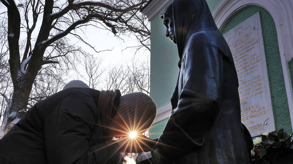 Верующие у часовни Святой Ксении.📷Фото: Марина Мамонтова / Коммерсантъ
