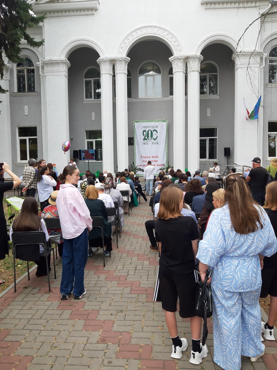 Молодежь на мероприятии, проводимом Государственной национальной библиотекой Карачаево-Черкесской Республики имени Х.Б. Байрамуковой. Фото автора