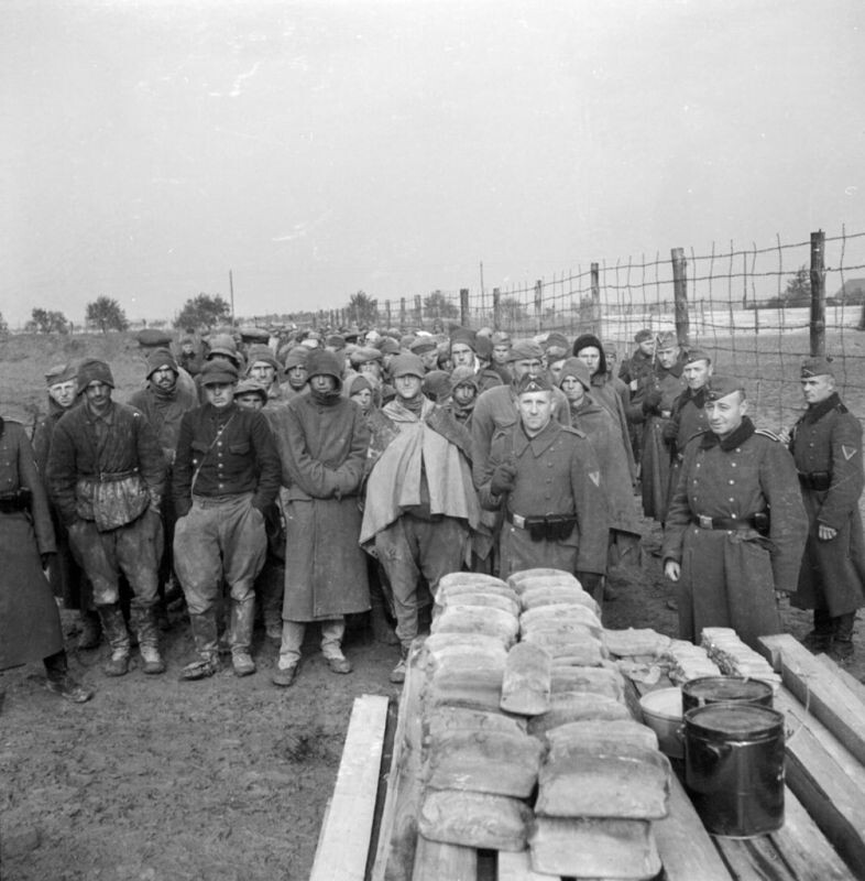 Группа советских военнопленных в очереди за едой в лагере Stalag 304