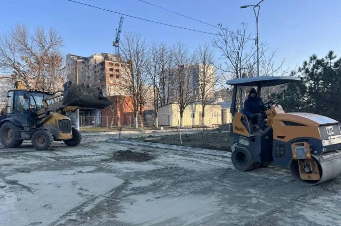 Тула завершила демонтаж в мариупольском сквере Победы. Рабочие региона-шефа окончили демонтажные работы и сейчас укладывают новое покрытие, источник Телеграм-канал Мариуполь Сейчас