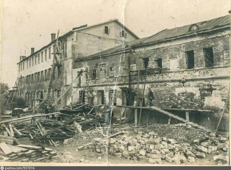 Это здание есть до сих пор, вроде бы, хотя "Яналиф" стоит вплотную, а за этим зданием не плещется, Волга, а уже проходит по валу улица Идель, но обосновывать ему статус памятника и надо ли - я не представляю как. Не очень у меня получилось найти даже дату строительства, хотя по заводу я нашел кучу документов.